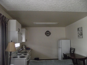 Family Room, Kitchen | Private kitchen | Fridge, coffee/tea maker - Stratford Motel (Whitehorse)