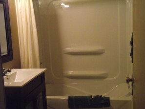 Suite, 1 chambre, cuisine | Salle de bain