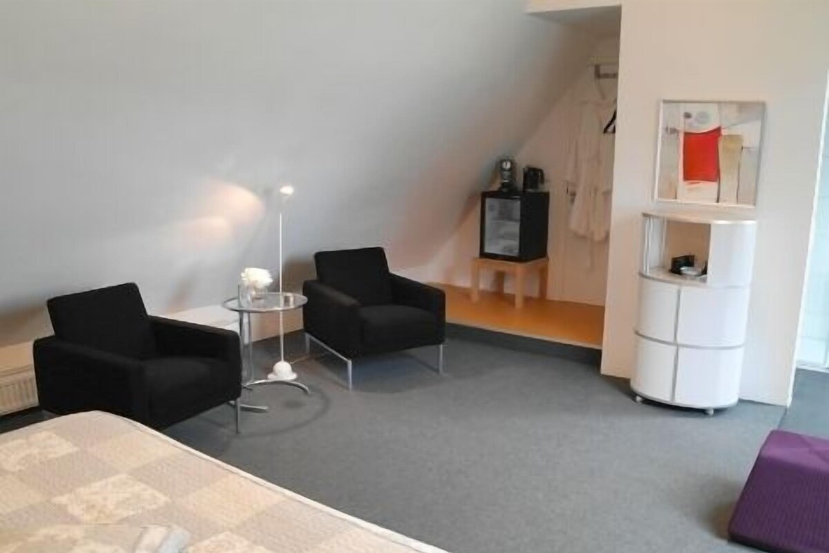 Junior Suite, Bathtub | Minibar, cots/infant beds, rollaway beds, free WiFi