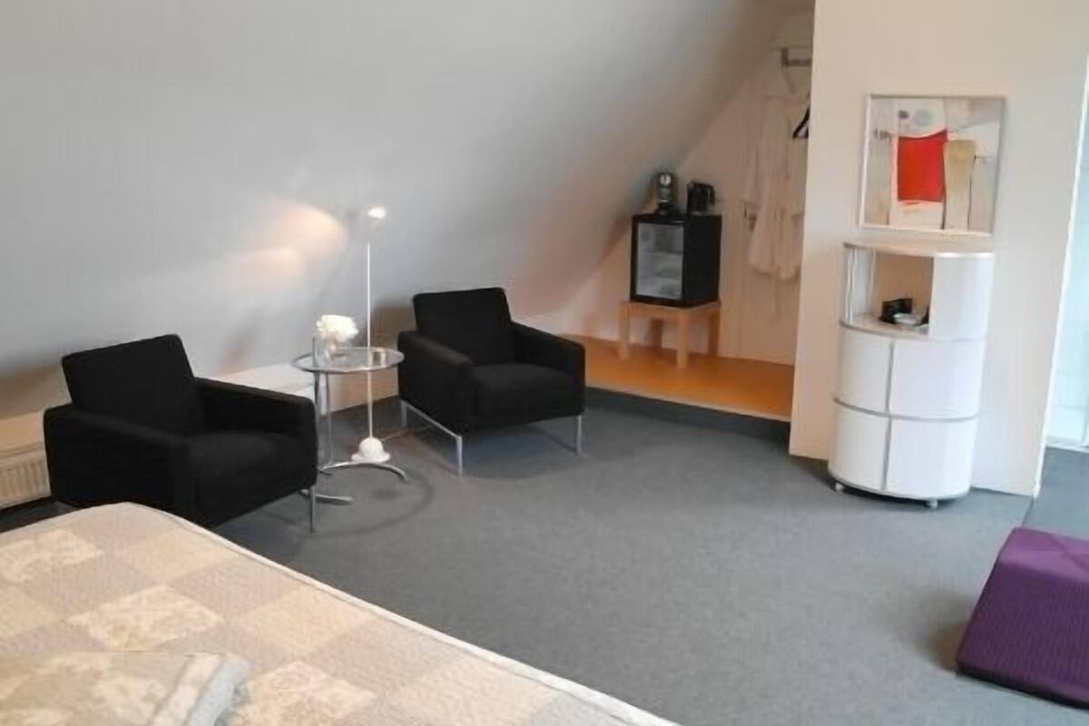 Junior suite, bad | Een minibar, babybedden (toeslag), extra bedden (toeslag), gratis wifi