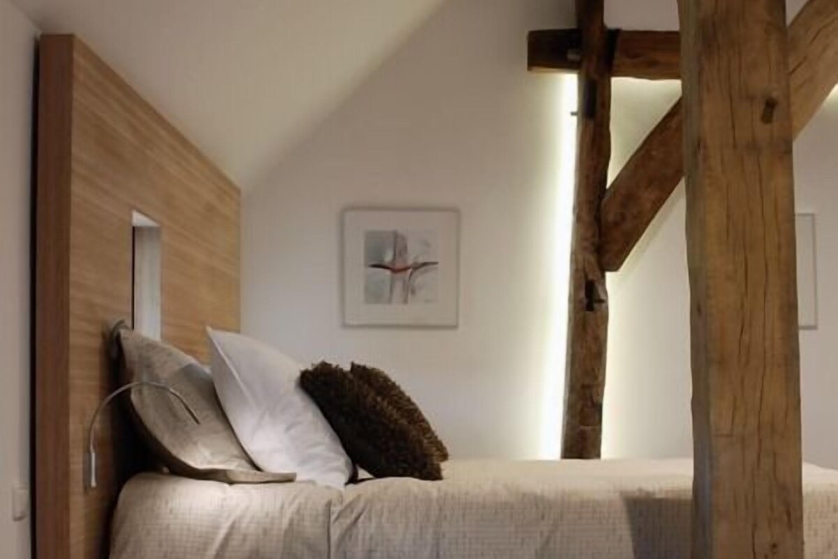 Senior Suite, 1 King Bed, Garden View, Garden Area | Minibar, cots/infant beds, rollaway beds, free WiFi