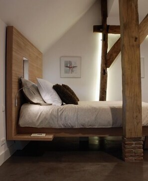 Senior Suite, 1 King Bed, Garden View, Garden Area | Minibar, cots/infant beds, rollaway beds, free WiFi