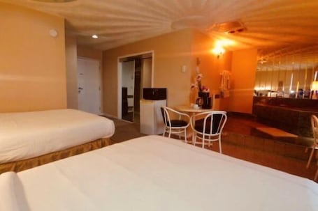 Ropa de cama de alta calidad, escritorio y wifi gratis