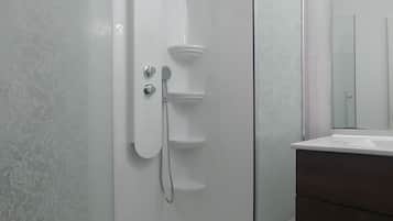 Deluxe Suite, Multiple Beds, Jetted Tub (Fireplace) | Bathroom
