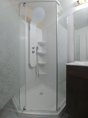 Suite Deluxe, letti multipli, idromassaggio (Fireplace) | Bagno | Combinazione doccia/vasca, set di cortesia gratuito, asciugacapelli