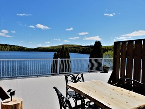 Superior vierpersoonskamer, 2 queensize bedden, terras, aan het meer | Terras