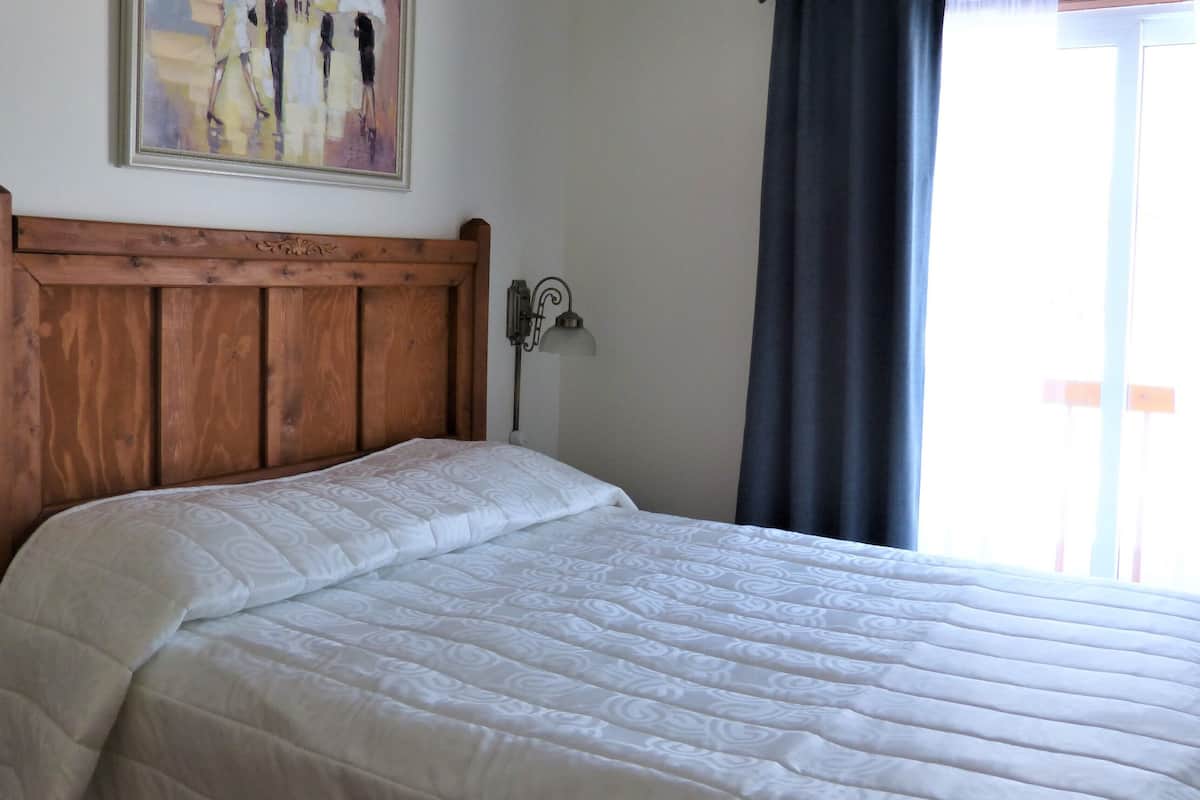 Habitación doble económica, balcón | 1 habitación, insonorización, wifi gratis y ropa de cama