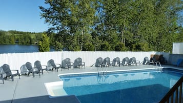 Piscine extérieure (ouverte en saison), chaises longues