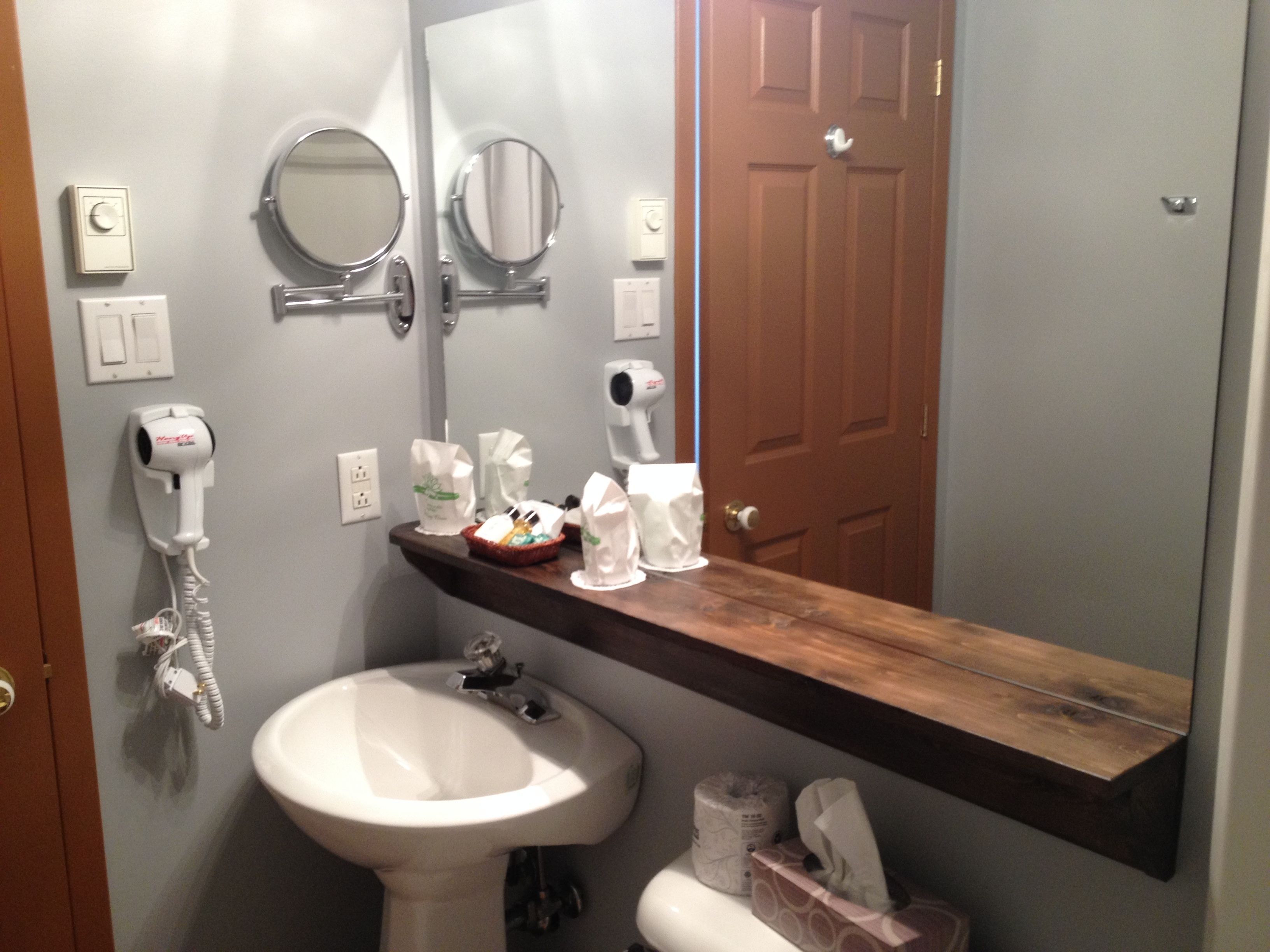 bathroom | combined shower/bathtub, free toiletries, hair dryer, towels