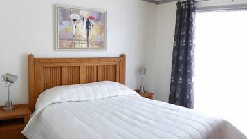 Suite, 1 queensize-seng med sovesofa, terrasse, ved innsjø | Lydisolert, wi-fi (inkludert) og sengetøy