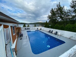 Seasonal outdoor pool, open 10:00 AM to 5:00 PM, sun loungers - Auberge du Lac Malcom (Sayabec)