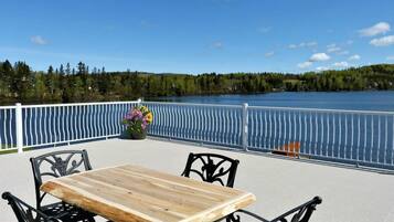 Suite, 1 queensize-seng med sovesofa, terrasse, ved innsjø | Terrasse/patio