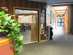供應早餐、午餐、晚餐和早午餐