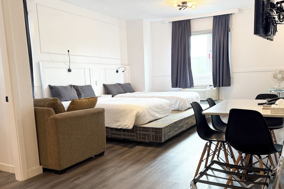 Deluxe Suite | Pillowtop beds, desk, iron/ironing board, WiFi (free)