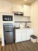 Deluxe Suite | Pillowtop beds, desk, iron/ironing board, free WiFi