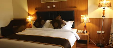 1 Schlafzimmer, hochwertige Bettwaren, Zimmersafe, individuell dekoriert