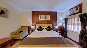 Ropa de cama de alta calidad y caja de seguridad en la habitación 