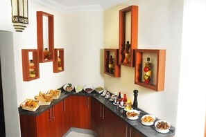 Tägliches Frühstücksbuffet gegen Gebühr