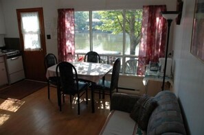 Living area - Oak Haven Cottages (Wasaga Beach)
