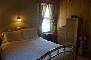 Classic-Zimmer, 1 Queen-Bett (Du Curé) | Bügeleisen/Bügelbrett, kostenloses WLAN, Bettwäsche
