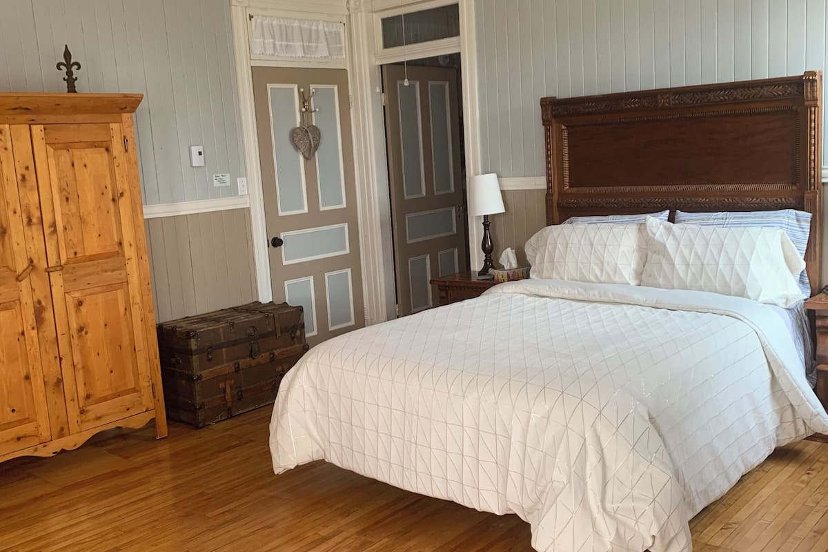 Habitación clásica, 1 cama de matrimonio, vistas a la bahía (Monseigneur) | Tabla de planchar con plancha, wifi gratis, ropa de cama