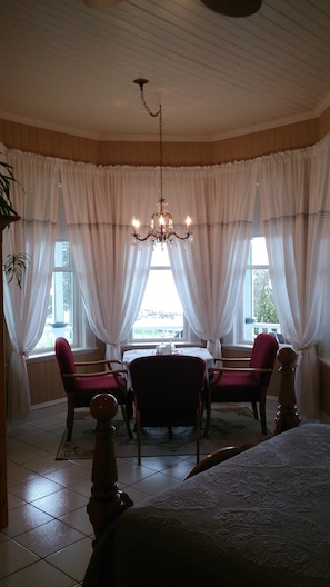 Chambre Classique, 1 grand lit (La Tour) | Vue de la chambre