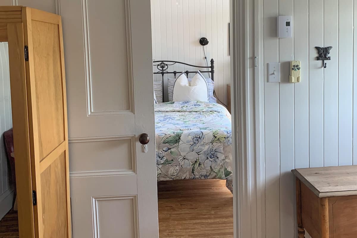 Tabla de planchar con plancha, wifi gratis y ropa de cama