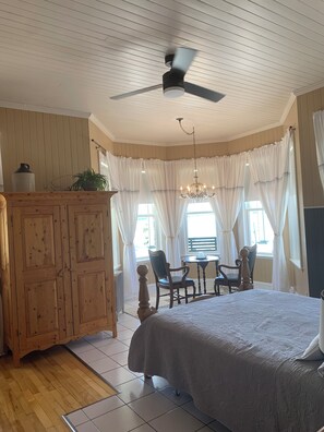 Classic Room, 1 Queen Bed (La Tour) | Iron/ironing board, free WiFi, bed sheets - B&B Le Manoir du vieux Presbytère (Port-Daniel-Gascons)