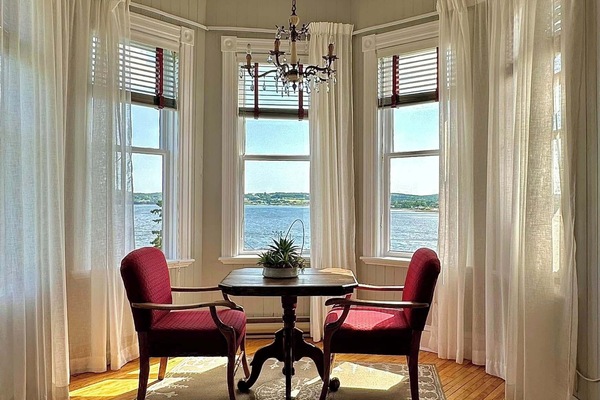 Classic Room, 1 Queen Bed, Bay View (Monseigneur) | Iron/ironing board (on request), WiFi (free), bed sheets