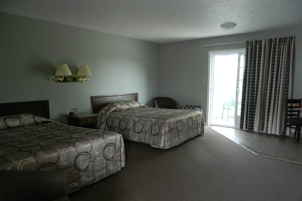Panorama kamer, 2 queensize bedden (Private Balcony Overlooking River) | Luxe beddengoed, een bureau, een strijkplank/strijkijzer, extra bedden