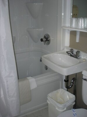 Standard Double Room, 1 Katil Kelamin (Double), Ground Floor | Bilik Mandi | Gabungan pancuran/tab mandi, kelengkapan dandanan diri percuma 