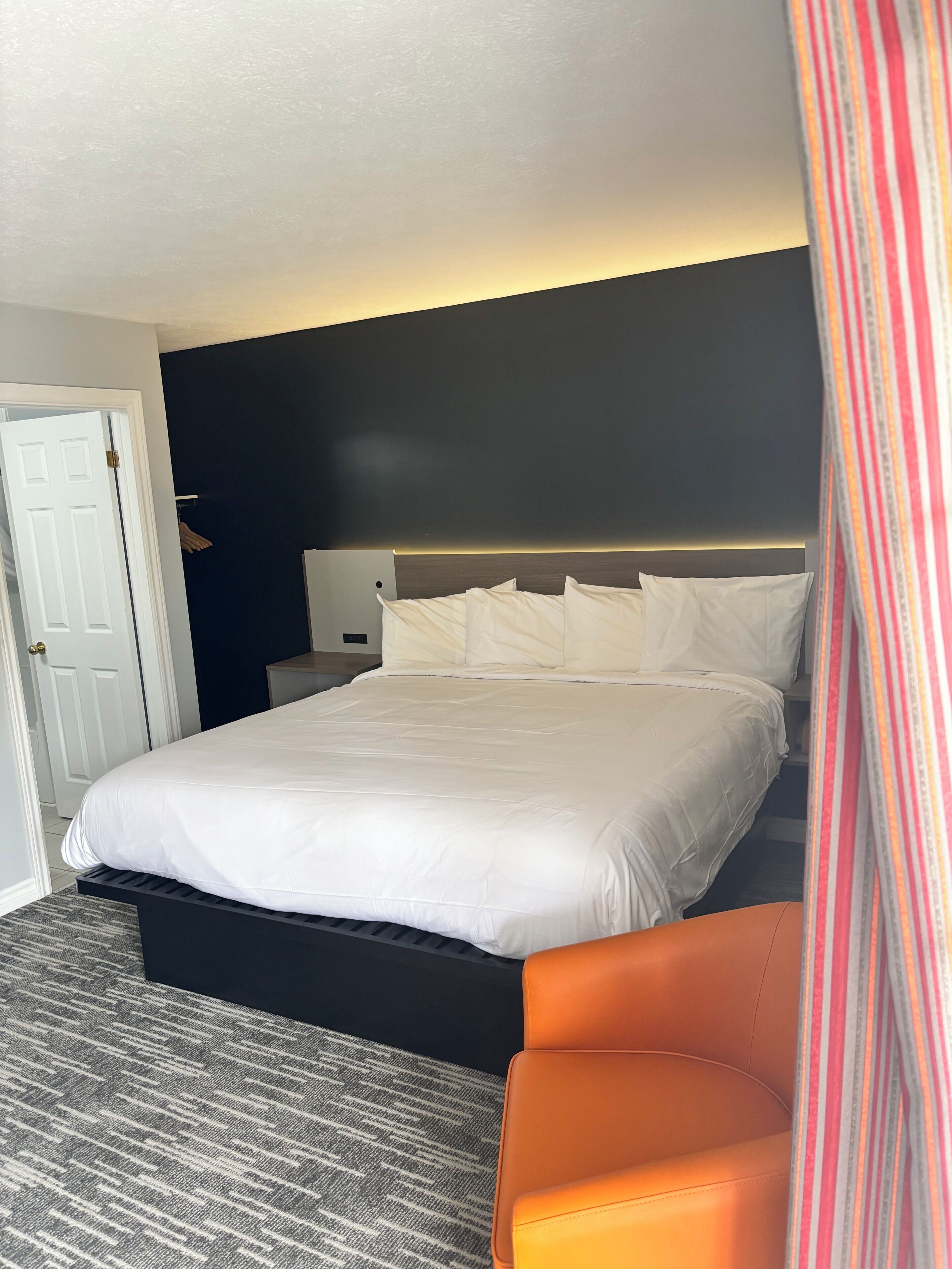 Luxe beddengoed, een bureau, een strijkplank/strijkijzer