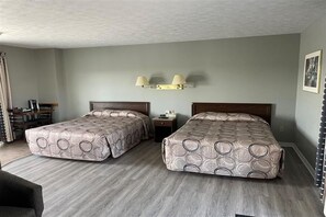 Habitación panorámica, 2 camas Queen size (Private Balcony Overlooking River) | Ropa de cama de alta calidad y escritorio