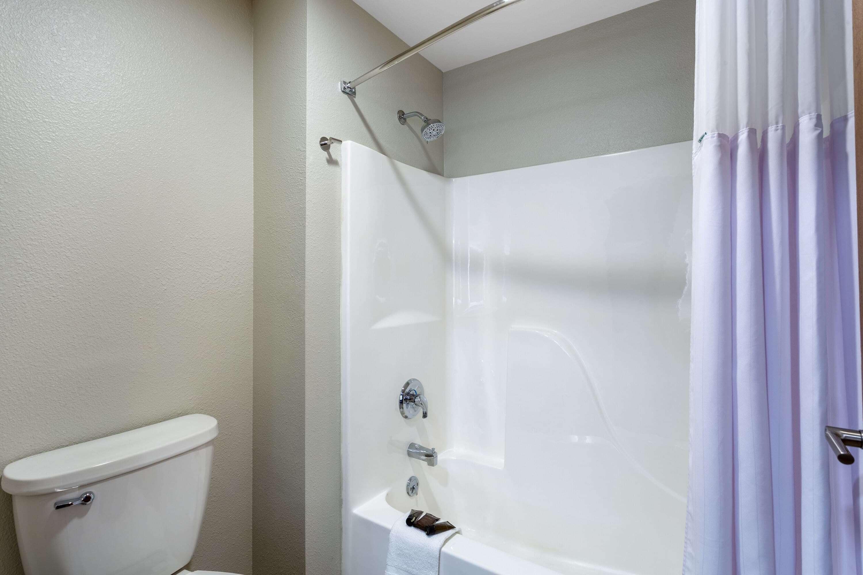 Un bagno con il water, una vasca e una doccia.