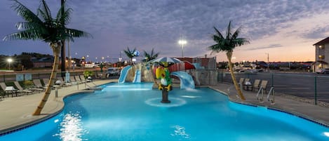 Una piscina cubierta, una piscina al aire libre de temporada, sombrillas