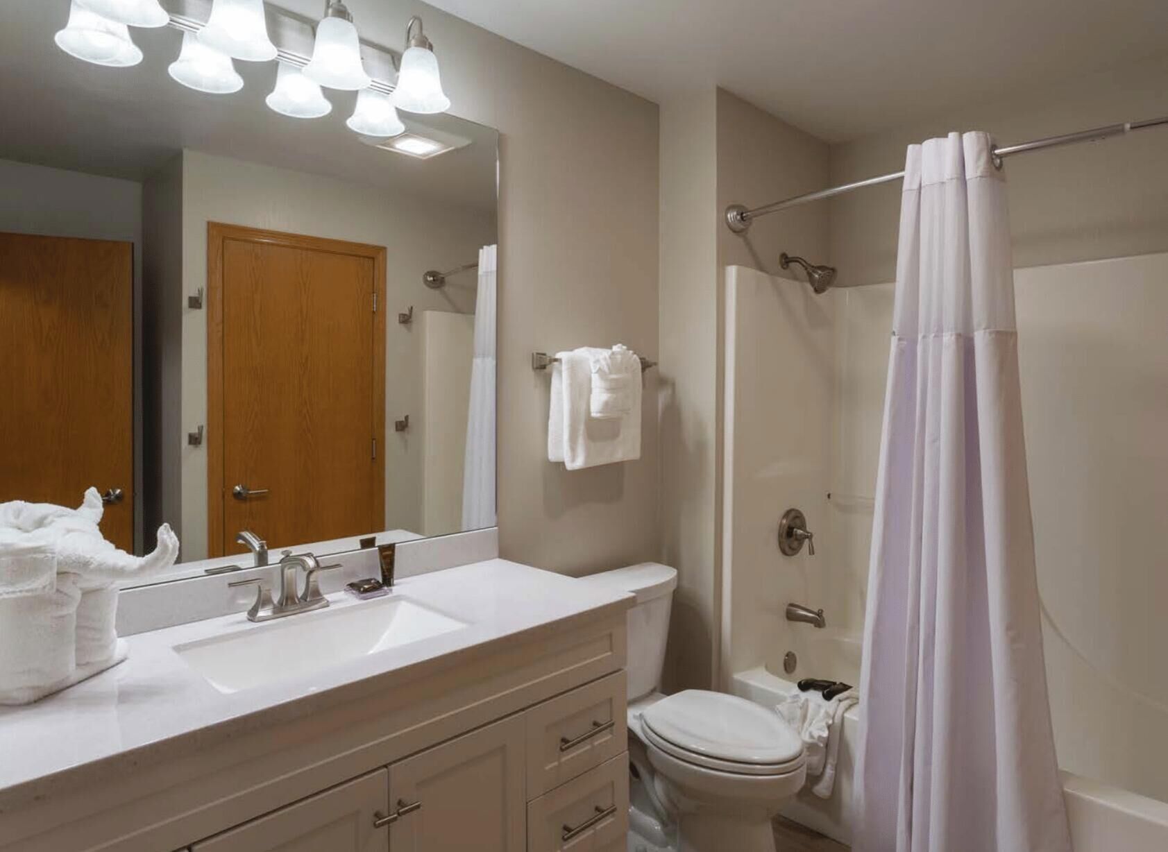 Tina con regadera, amenidades de baño gratuitas, secadora de cabello 