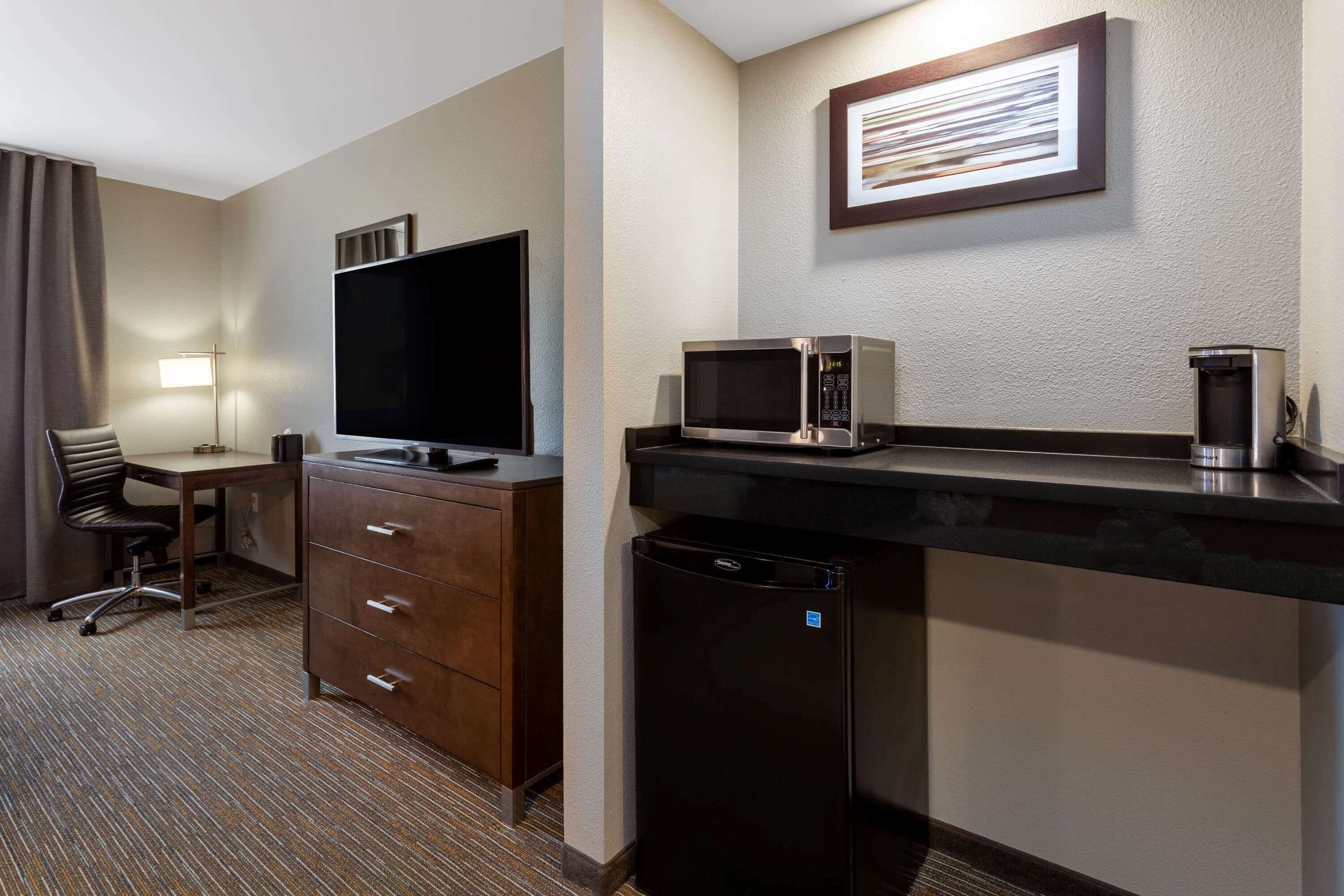 room, 1 king bed, non smoking (mobility accessible) | desk, blackout curtains, soundproofing, iron/ironing board