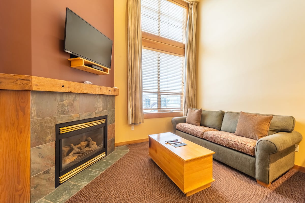 loft, kitchenette | living area | 39-inch flat-screen tv with cable channels, tv, fireplace