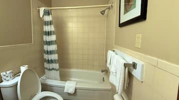 Rom, 1 kingsize-seng med sovesofa, ikke-røyk | Bad | Kombinert dusj/badekar, toalettartikler (inkludert) og håndklær