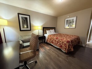 Habitación, 1 cama Queen size, para fumadores | Decoración personalizada, muebles diferentes y escritorio 