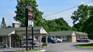 Un motel dont l’enseigne indique qu’il s’agit du « Mohawk Motel », situé au 709, rue Coldwater.