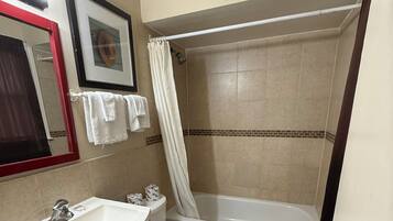 Habitación, 1 cama de matrimonio, fumadores | Baño | Ducha y bañera combinadas y artículos de higiene personal gratuitos