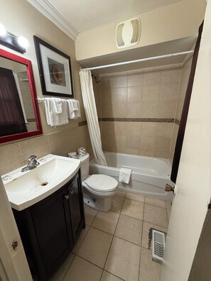Room, 1 Queen Bed, Smoking | Bathroom