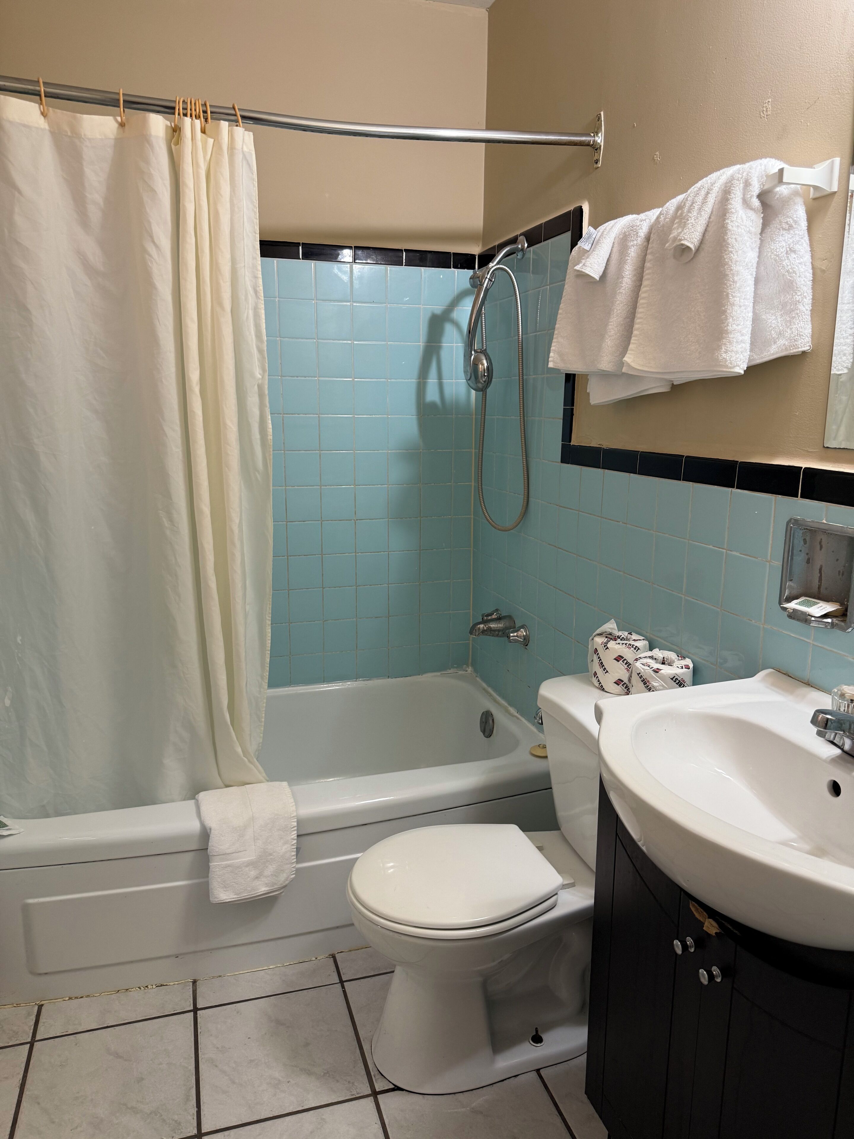 Un bagno con vasca, WC e lavandino.
