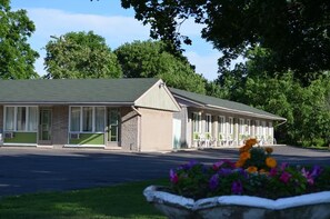 Exterior - Mohawk Motel (Brantford)