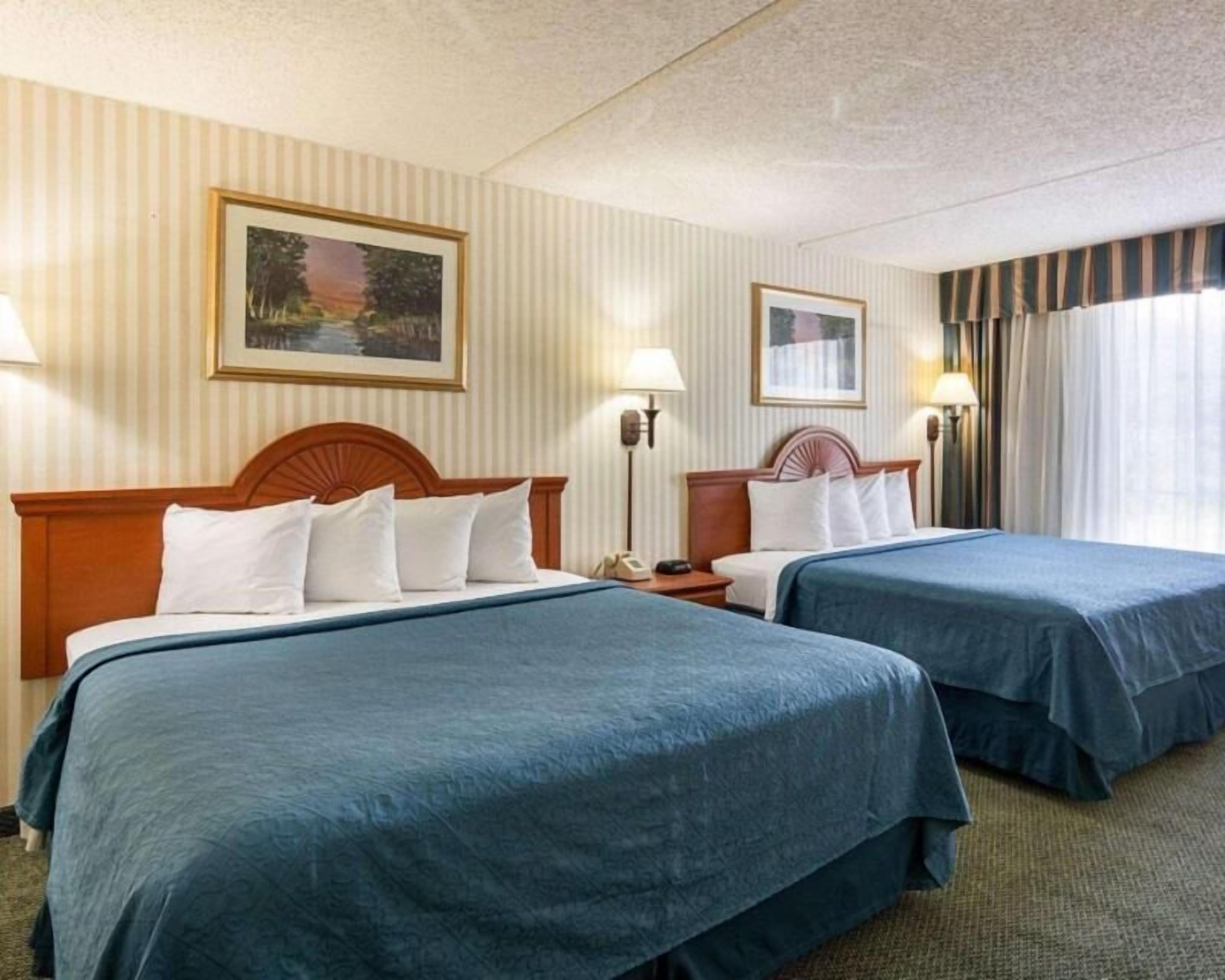 Escritorio, espacio para trabajar con laptop y cortinas blackout 