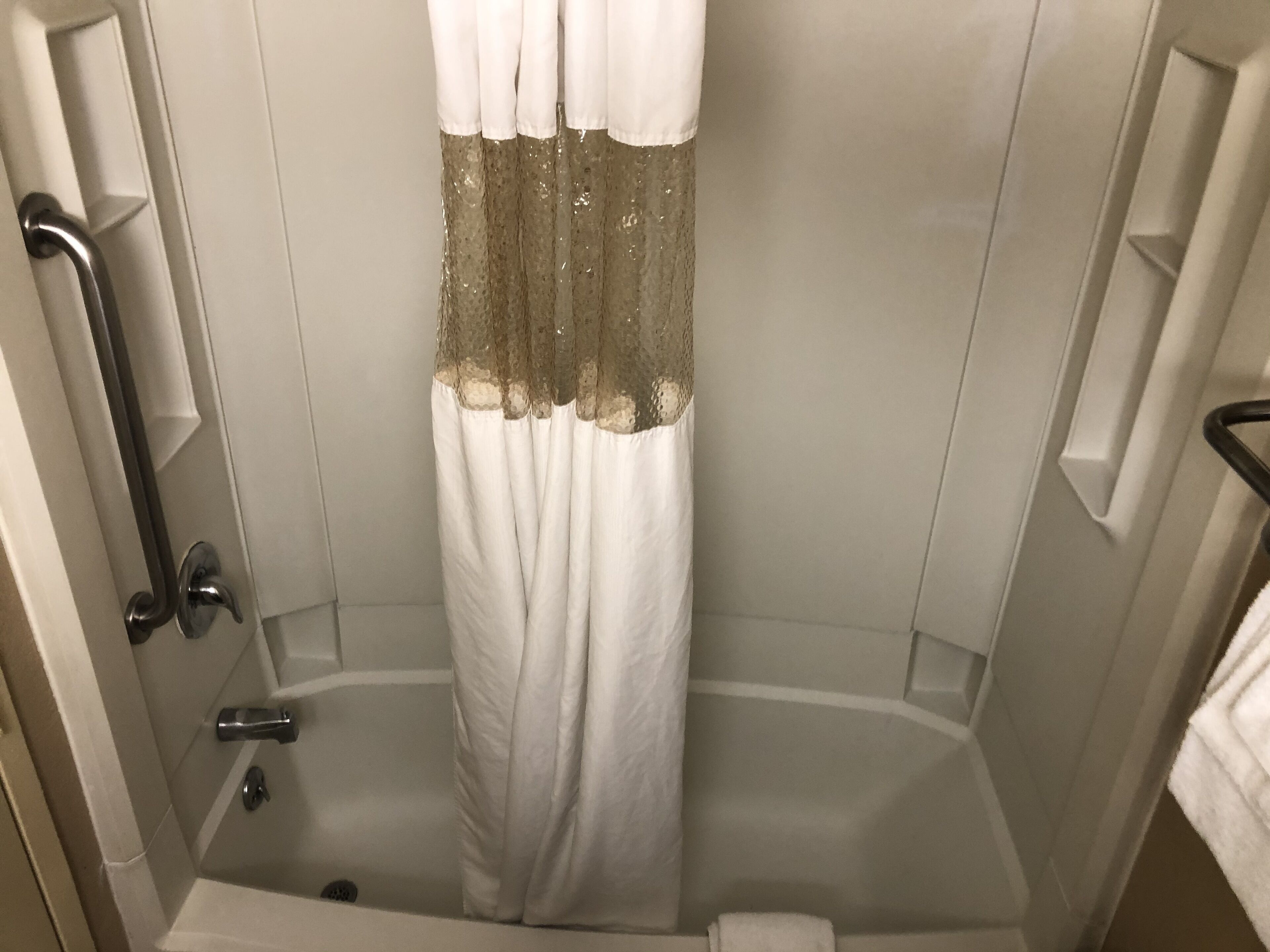 Bañera con ducha, secador de pelo, toallas, jabón