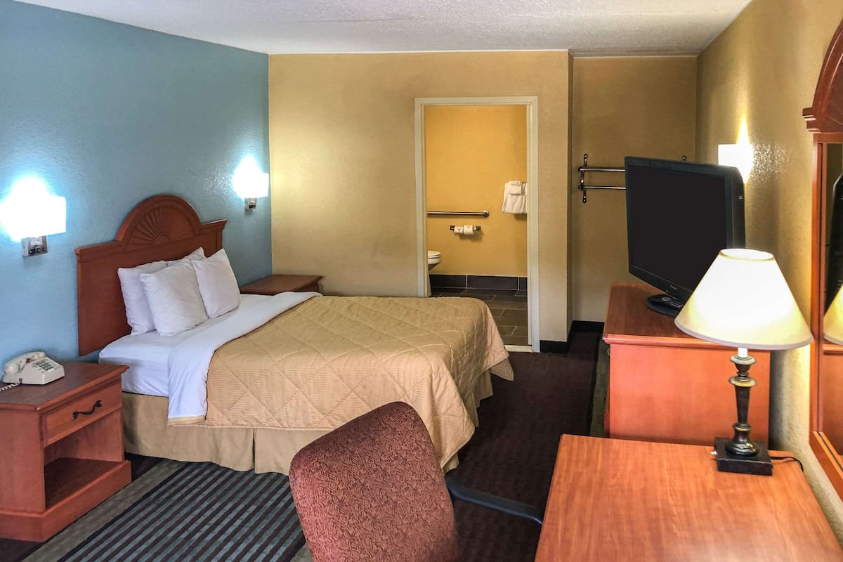 Room, 1 Double Bed, Accessible, Non Smoking | Desk, laptop workspace, blackout drapes, soundproofing