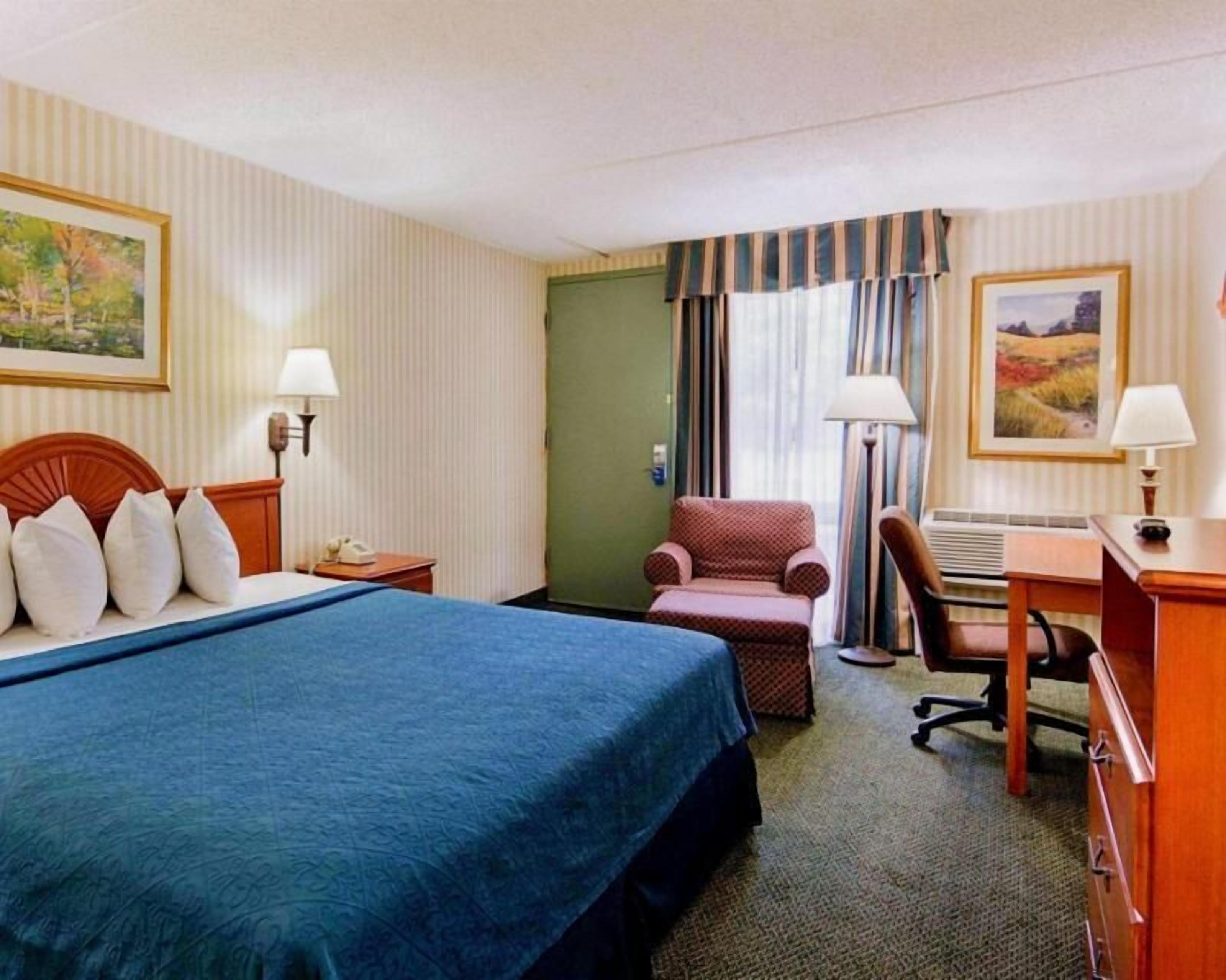 Escritorio, espacio para trabajar con laptop y cortinas blackout 