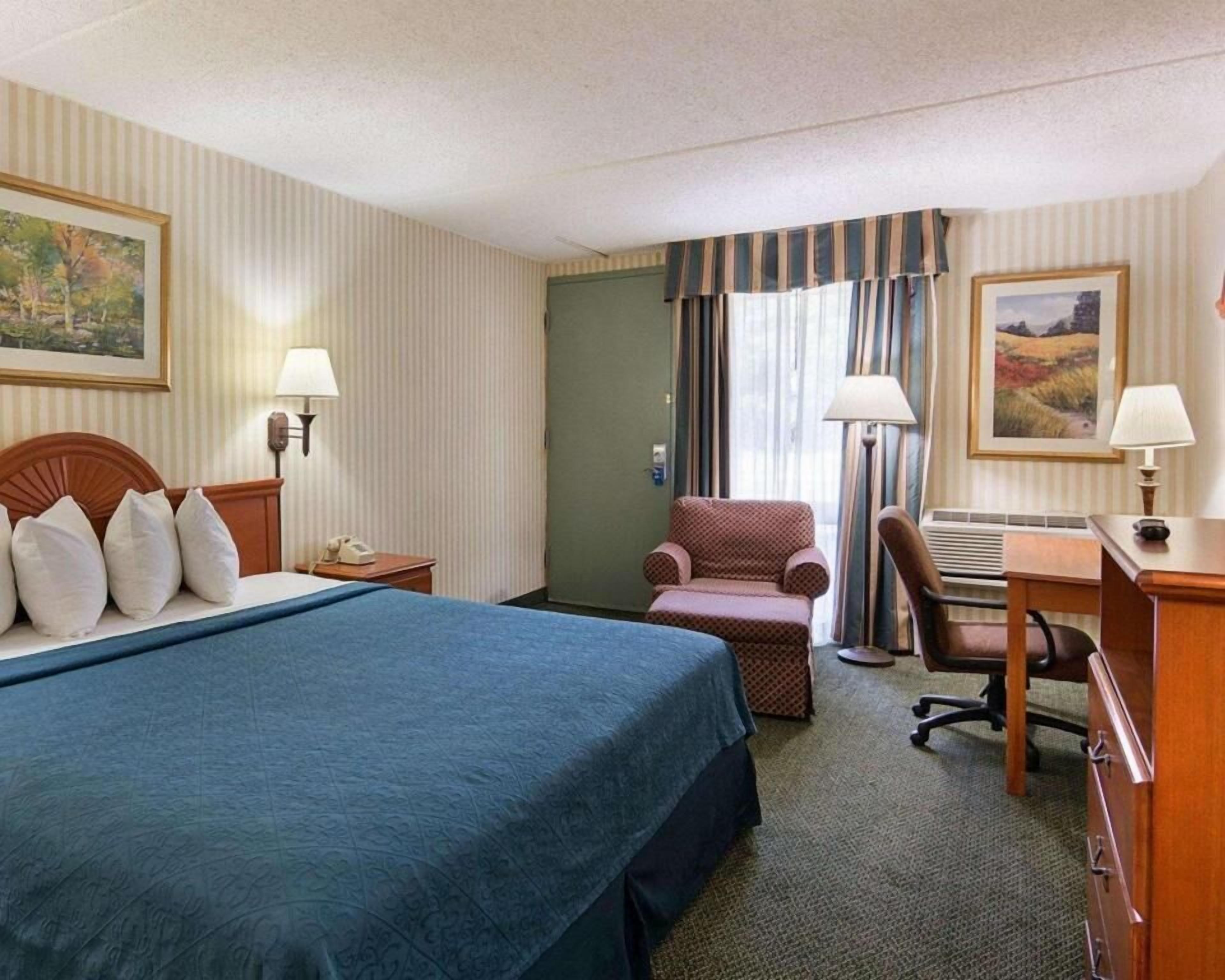 Escritorio, espacio para trabajar con laptop y cortinas blackout 